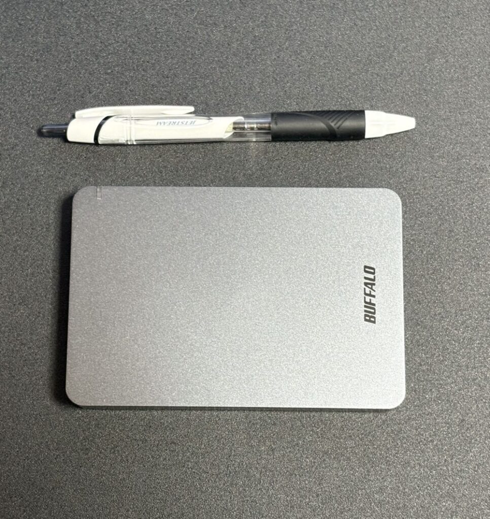 ボールペンと比べた外付けポータブルHDDのサイズ感